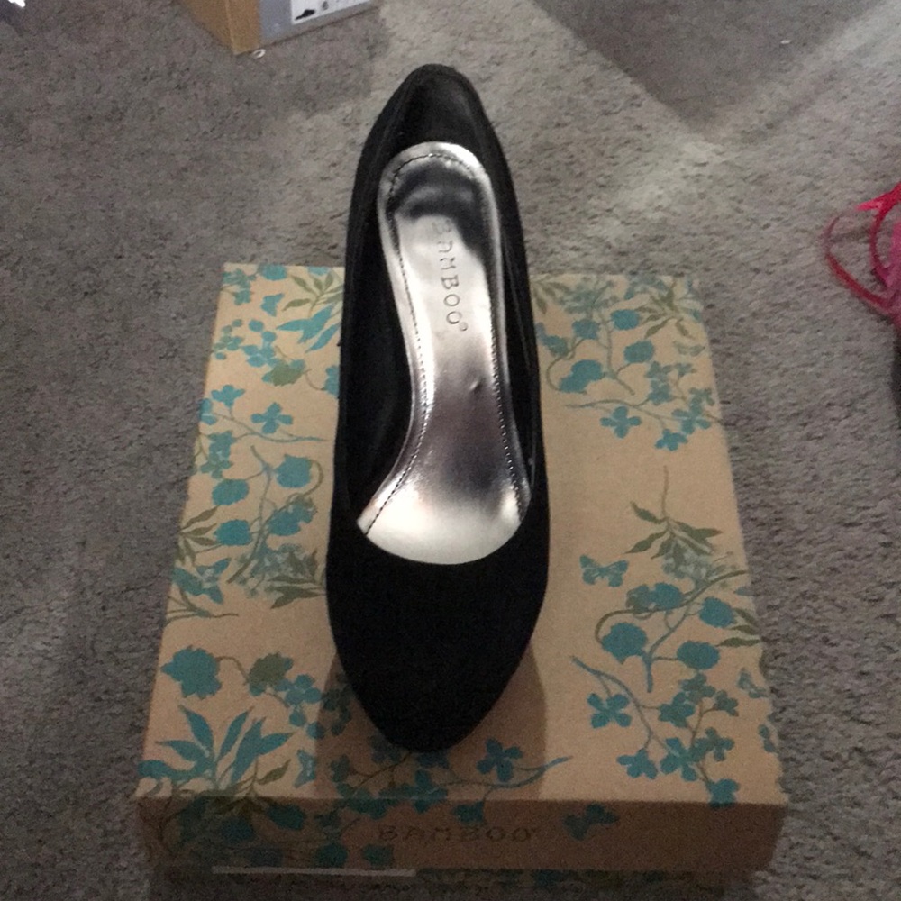 Black velvet platform pump